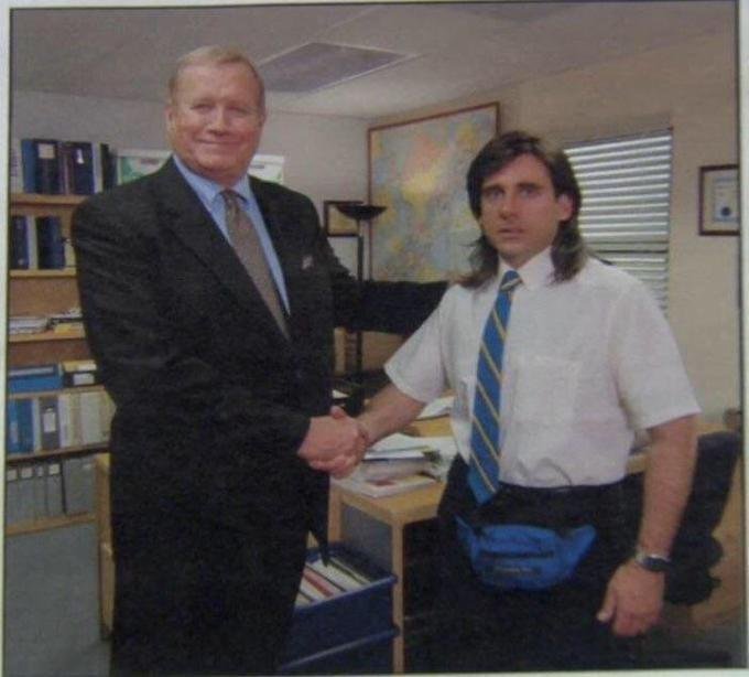 Michael y Dwight, de The Office, dándose la mano